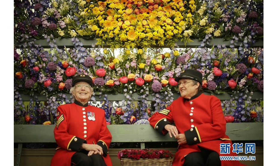 5月21日，在英国伦敦，两位老人在切尔西花展上参观。

　　一年一度的切尔西花展由英国皇家园艺学会主办，是英国最盛大也是全球最著名的园艺博览会之一。本届花展将于5月22日至26日举行。新华社发（蒂姆·爱尔兰 摄）