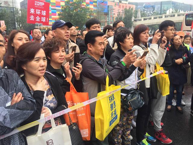 语文考试结束 家长用手机拍下孩子出考场照片留念