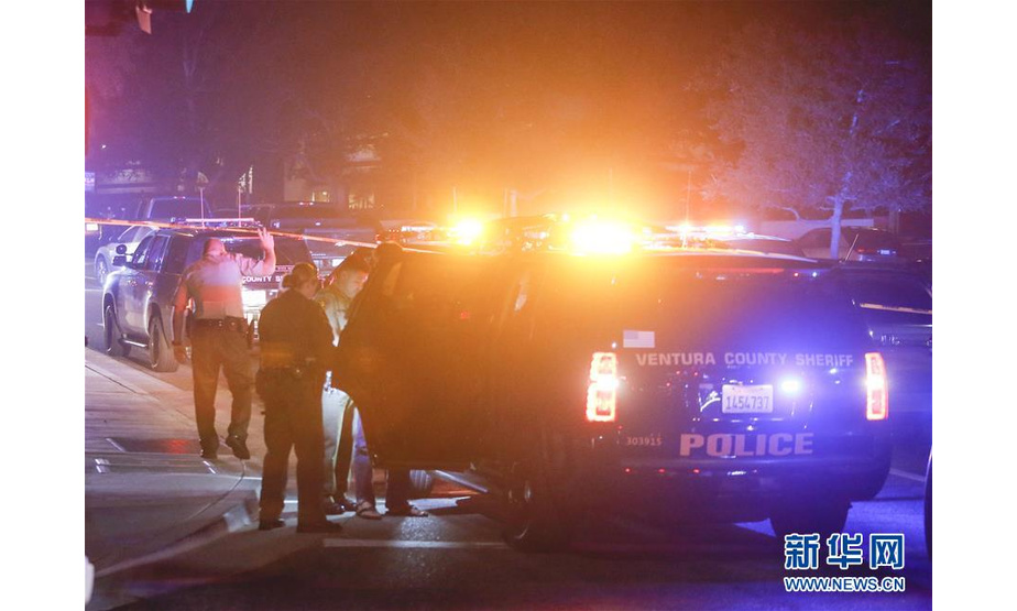 11月8日，在美国文图拉县绍森欧克斯市，警察在发生枪击事件的酒吧附近执勤。美国加利福尼亚州文图拉县警方8日凌晨表示，包括枪手和一名警官在内的至少13人在7日晚间发生在该县的大规模枪击事件中死亡。新华社发（赵汉荣摄）