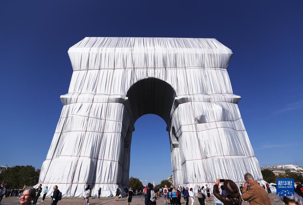 这是9月21日在法国巴黎拍摄的“被包裹的凯旋门”。

　　“被包裹的凯旋门”是保加利亚已故艺术家赫里斯托和妻子让娜-克洛德的遗作。根据他们的构思，巴黎地标建筑凯旋门被可回收的织物包裹起来。目前，凯旋门已被2.5万平方米蓝银色可回收织物“包裹”，并用3000米红绳固定。“被包裹的凯旋门”艺术展于18日正式向公众开放，10月3日结束。新华社记者高静摄

   上一页 1 2 3 4 5 