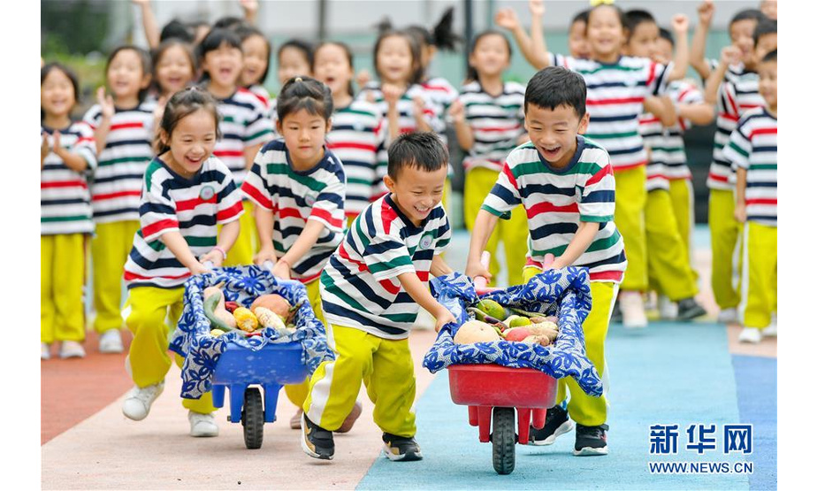 9月21日，浙江省湖州市长兴县龙山幼儿园的小朋友参加趣味“农作物抢收”游戏。 9月22日是第三个中国农民丰收节，多地举办形式多样的活动迎接丰收节。 新华社发（谭云俸 摄）