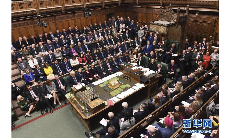 　10月19日，在英国伦敦，英国议会就新“脱欧”协议展开辩论。 英国议会19日举行37年来的首次周六会议，就英国政府与欧盟17日达成的新“脱欧”协议展开辩论并表决。 新华社发（英国议会摄影师杰西卡·泰勒摄）