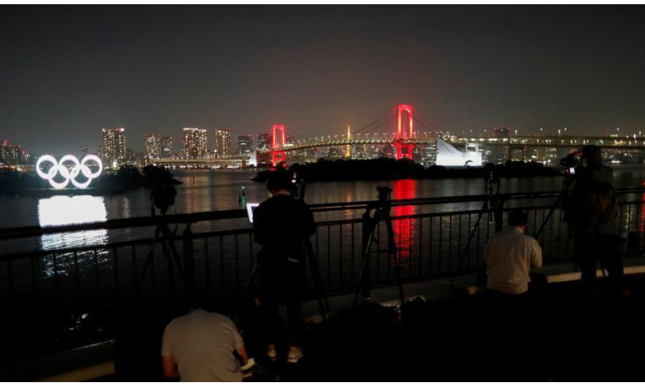 当地时间6月2日，日本东京地标性建筑彩虹桥亮起红灯。据报道，当日晚，日本东京都政府紧急召开新冠病毒对策总部会议，鉴于当前疫情有扩大趋势，决定发布“东京警报”以唤起民众注意。

