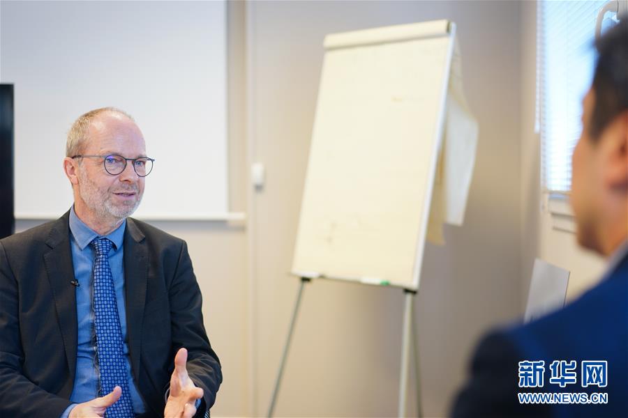 1月30日，在法国北部诺曼底地区，法国诺曼底港总经理菲利普·戴斯接受新华社记者专访。新华社记者 肖亚卓 摄