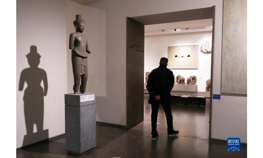 10月21日，一名男子在法国巴黎集美亚洲艺术博物馆走过越南艺术家的现代艺术作品。

　　位于法国巴黎的集美亚洲艺术博物馆于10月20日至12月13日举办名为“亚洲，现在”的现代艺术展，展出两名越南艺术家的作品。有趣的是，与以往布展方式不同，参展艺术家的作品被“藏”在集美博物馆的馆藏文物间，现代与古典交错映衬，吸引参观者的目光。新华社记者 高静 摄