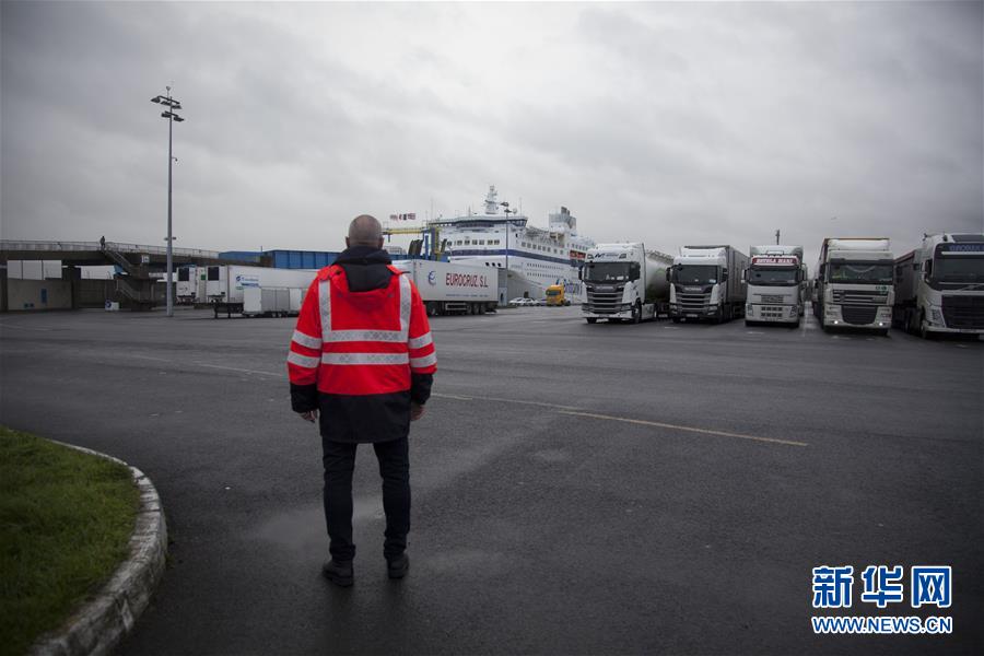 　1月30日，在法国北部诺曼底地区的卡昂-乌伊斯特勒昂港，工作人员注视着一艘将开往英国的渡轮。新华社记者 唐霁 摄