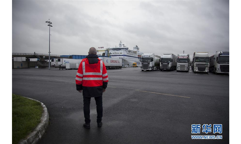 　1月30日，在法国北部诺曼底地区的卡昂-乌伊斯特勒昂港，工作人员注视着一艘将开往英国的渡轮。新华社记者 唐霁 摄
