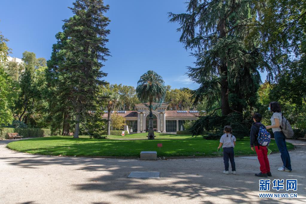 近日，西班牙首都马德里的普拉多大道和丽池公园文化景观获准列入世界遗产，这个文化景观位于马德里的城市中心，占地200公顷。作为西班牙式林荫大道原型的普拉多大道于16世纪落成，以大地女神喷泉为代表的大型喷泉散布其中。面积120公顷的丽池花园是建于17世纪的布恩·丽池宫的遗迹，展示了从19世纪至今的多种园林风格。文化景观遗产地内还坐落着各类丰富多样的建筑。

　　人们在西班牙马德里参观位于普拉多大道东侧的皇家植物园（2020年9月28日摄）。

　　新华社记者 孟鼎博 摄