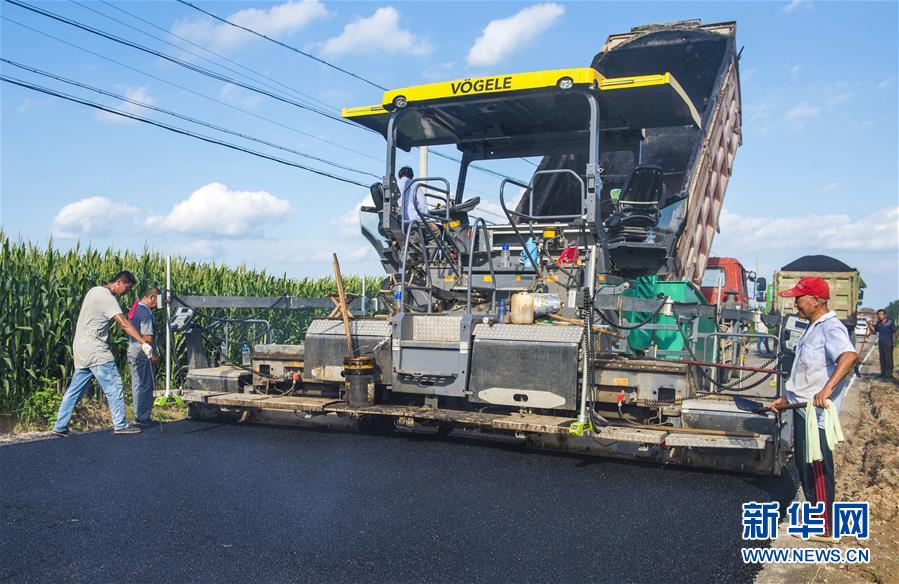 8月15日，在河北省枣强县大营镇南石村，工人在操作铺路机铺设农村公路。 近年来，河北省枣强县大力实施城乡道路畅通工程，按照“建好、管好、护好、运营好”要求，积极推进农村公路建设和维护。目前，枣强县公路总里程达1758公里，公路密度达到每百平方公里212公里，给当地老百姓生活带来便利，并带动农产品外销，加快了乡村振兴步伐。 新华社记者 李晓果 摄