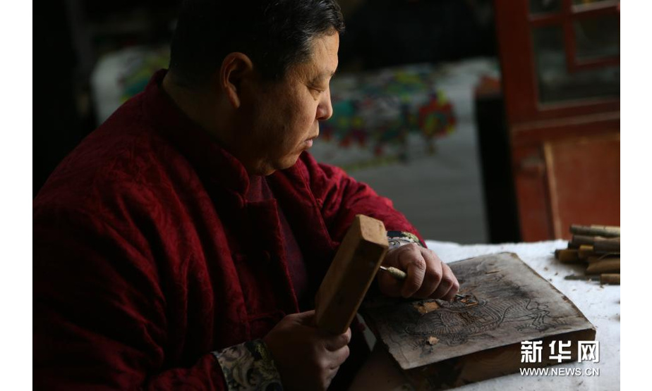 1月19日，开封市朱仙镇的年画艺人在进行木版雕刻。新华社记者 许雅楠 摄