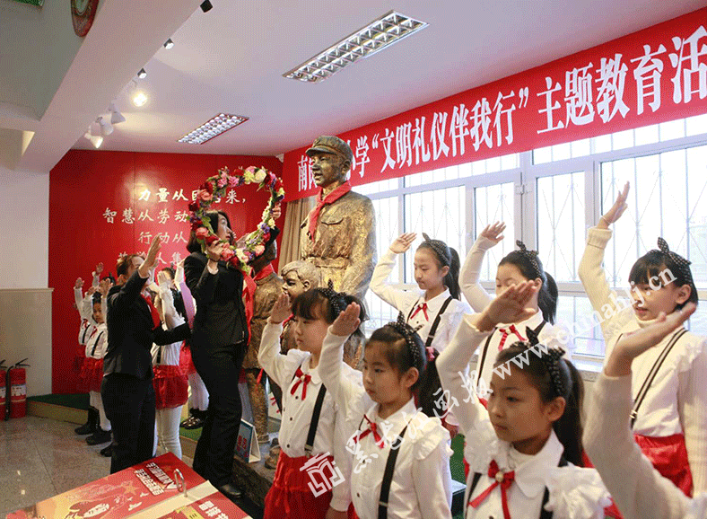 黑龙江画报3月5日讯  3月5日，哈尔滨市中小学迎来开学首日。3月5日同时也是雷锋纪念日，哈尔滨市“文明礼仪伴我行”主题教育活动在雷锋小学举行启动仪式。黑龙江画报记者 赵刚 摄