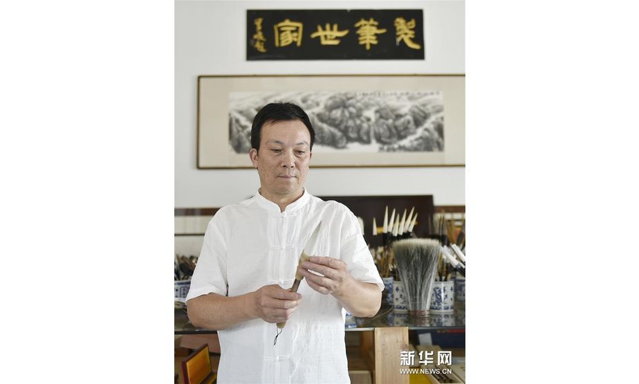 8月8日，周鹏程在自己的笔庄内检查做好的毛笔。 新华社记者 牟宇 摄
