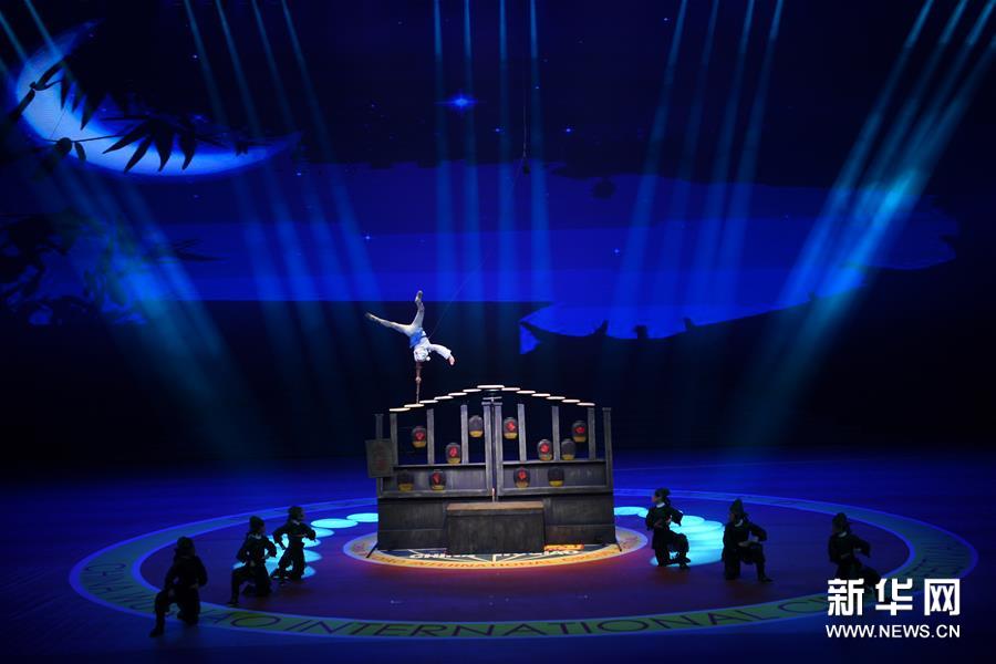 11月7日，河北省杂技团演艺有限公司演员在表演《“生丑炫技”——倒立》。新华社记者 牟宇 摄