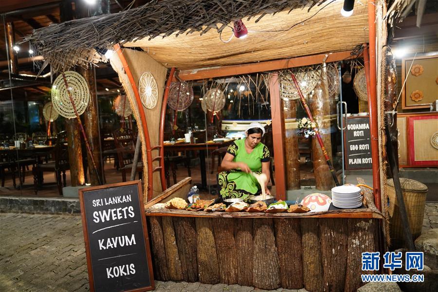 9月3日，在斯里兰卡科伦坡，餐厅甜点师在制作油糕。新华社记者唐璐摄
