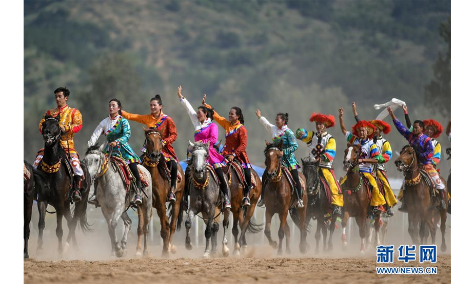7月15日，西藏队骑手集体向观众致意。 当日，在内蒙古呼和浩特市举办的第十一届全国少数民族传统体育运动会马上项目进入第四个比赛日。 新华社记者彭源摄