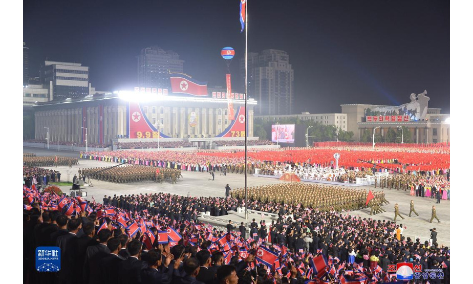 这张朝中社9月9日提供的图片显示的是9日零点开始在平壤市中心的金日成广场举行的民间及安全武装力量阅兵式现场。

　　为庆祝朝鲜民主主义人民共和国成立73周年，朝鲜于9日零点开始在首都平壤市中心的金日成广场举行民间及安全武装力量阅兵式，朝鲜劳动党总书记金正恩出席并检阅了部队。

　　新华社/朝中社