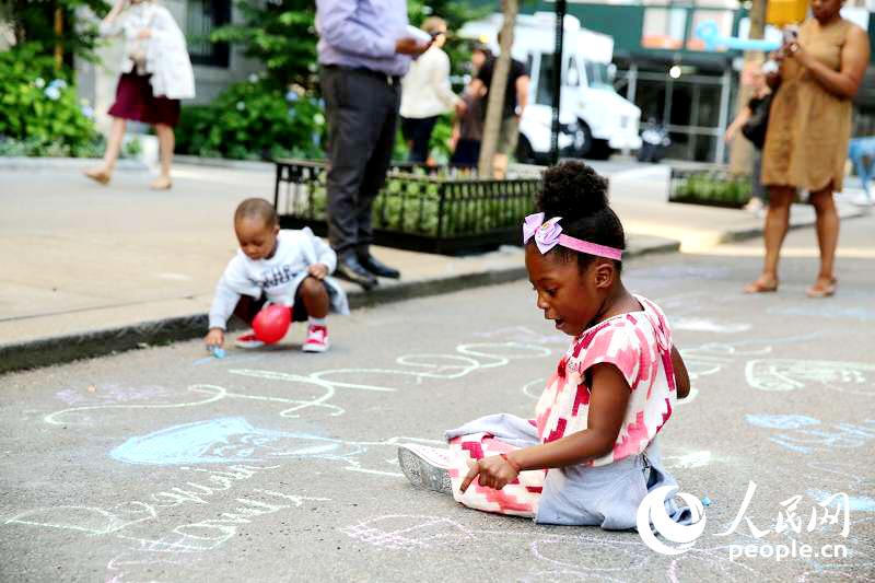 人民网纽约6月13日电 6月12日，纽约迎来第40届“第五大道博物馆节”。当晚，包括大都会博物馆、古根海姆博物馆等7家博物馆免费向公众开放。第五大道上东区指定路段禁止机动车通行，沿街有很多艺术表演和街头杂耍，小朋友们甚至可以以大街为画布，用彩色粉笔画出自己喜欢的图画，成了孩子们接受艺术启萌和玩耍的天堂。李立言摄