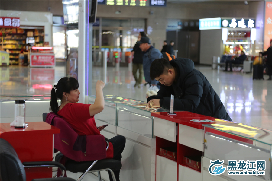 黑龙江网1月31日讯（记者 石启立）黑龙江网派记者团今日将登上哈尔滨开往海口的Z114次列车，用镜头记录春运故事。 图为哈尔滨西站候车大厅，乘客玩着刮刮乐消磨等车的时间。 石启立 摄