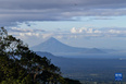 这是12月11日在尼加拉瓜首都马那瓜附近拍摄的马那瓜湖及远处的莫莫通博火山。<br/><br/>　　新华社记者 辛悦卫 摄