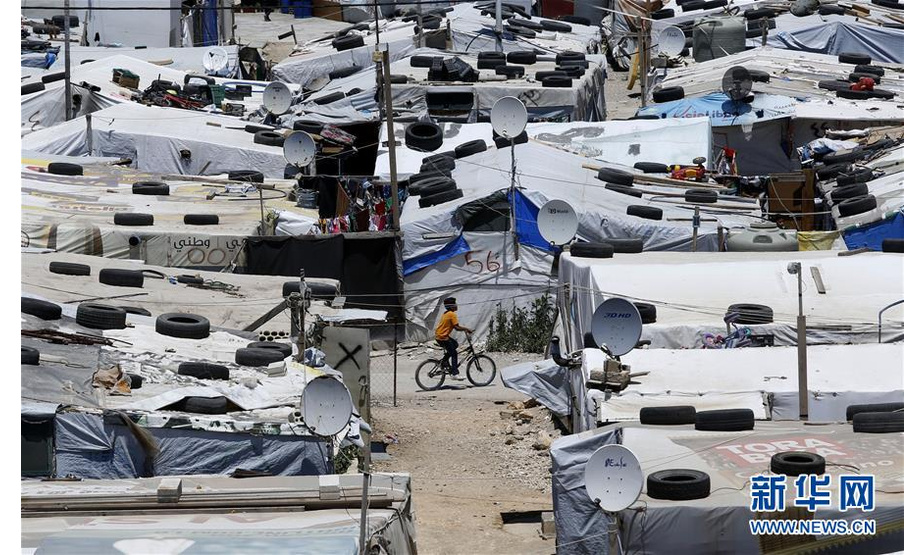 6月19日，在黎巴嫩东部贝卡谷地巴尔伊勒亚斯地区，一名难民儿童在叙利亚难民营内骑车。

　　叙利亚危机已进入第8年，不少为逃离战火来到黎巴嫩的叙利亚难民生活依旧。联合国难民署19日发布的最新报告显示，战争和其他形式的暴力使全球被迫流离失所者人数再创历史新高。这份名为《2017年流离失所问题全球趋势》的报告显示，截至2017年年底，全球被迫流离失所者人数为6850万，平均每110人中就有1人被迫流离失所。2017年有1620万人被迫流离失所。报告显示，就难民人数与本国人口的比例而言，黎巴嫩是全世界接受难民比例最高的国家。

　　新华社发（比拉尔·贾维希摄）
