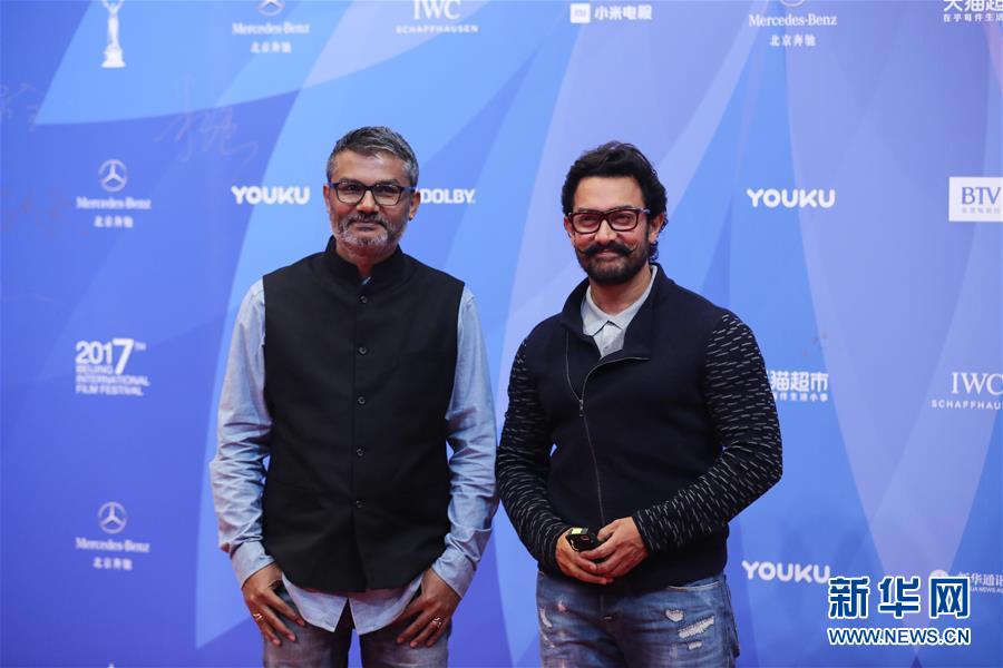 这是电影《摔跤吧！爸爸》剧组成员亮相第七届北京国际电影节开幕红毯（2017年4月16日摄）。 新华社记者 殷刚 摄