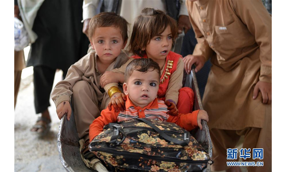 7月13日，阿富汗难民通过南部坎大哈省的斯平布尔达克地区返回国内。 国际移民组织最近公布的声明称，自2019年1月以来，已有约24.5万名阿富汗难民从巴基斯坦和伊朗返回祖国。 新华社发（萨纳乌拉·西奥姆摄）