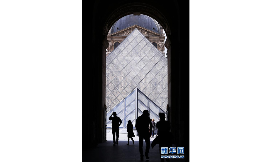 这是7月6日在法国巴黎拍摄的卢浮宫博物馆的玻璃金字塔。 因新冠病毒疫情关闭3个多月后，法国卢浮宫博物馆于6日重新开放。 新华社记者 高静 摄
