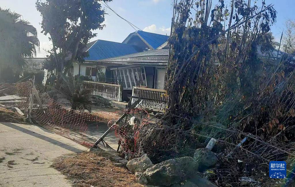 这是1月20日早晨在汤加首都努库阿洛法拍摄的遭受海啸侵袭后的街道和房屋。

　　南太平洋岛国汤加的洪阿哈阿帕伊岛14日和15日发生火山喷发，首都努库阿洛法观测到海啸。

　　新华社发