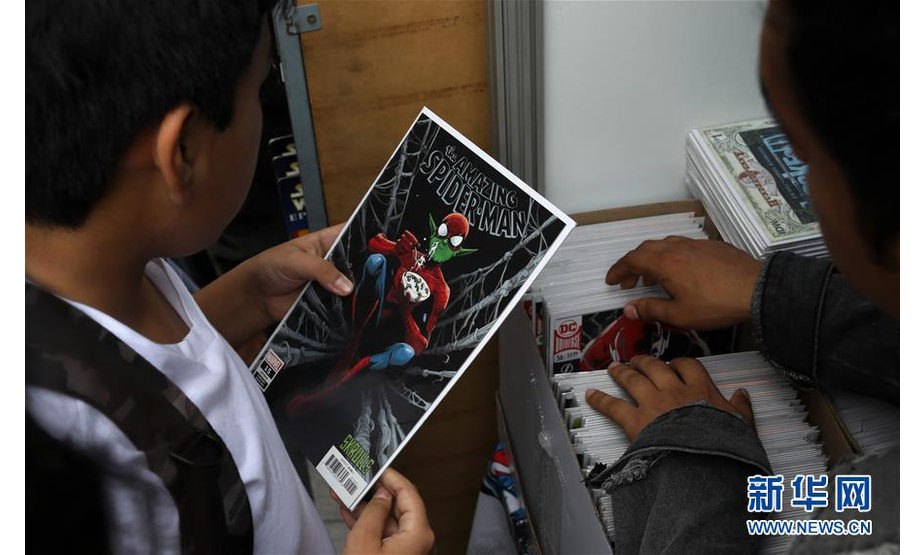 5月4日，在秘鲁首都利马，小学生在动漫展台挑选自己喜爱的动漫产品。  新华社发 （玛利亚娜·巴索摄）