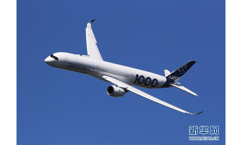 6月17日，在法国巴黎举行的第53届巴黎航展上，一架空客A350-1000飞机进行飞行表演。新华社记者高静摄