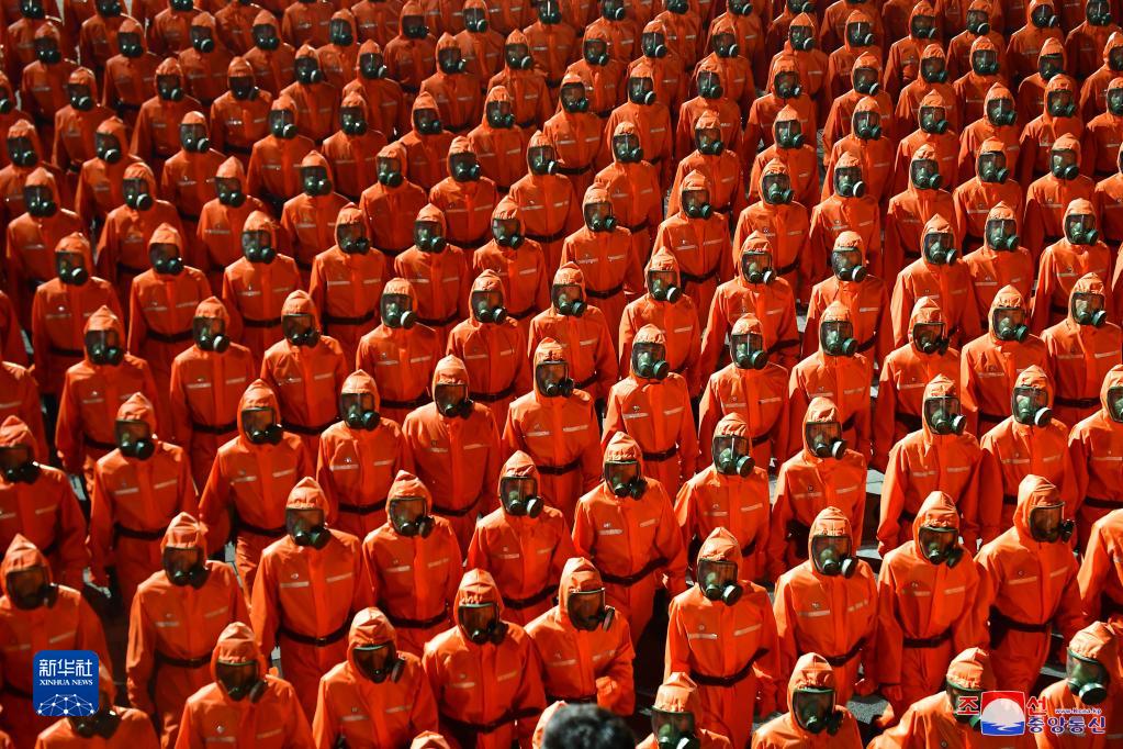 这张朝中社9月9日提供的图片显示的是9日零点开始在平壤市中心的金日成广场举行的民间及安全武装力量阅兵式现场。

　　为庆祝朝鲜民主主义人民共和国成立73周年，朝鲜于9日零点开始在首都平壤市中心的金日成广场举行民间及安全武装力量阅兵式，朝鲜劳动党总书记金正恩出席并检阅了部队。

　　新华社/朝中社