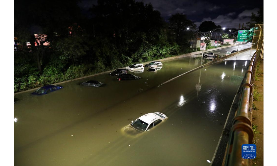 9月2日，美国纽约一条主要道路上的车辆被积水淹没。

　　受飓风“艾达”影响，暴雨1日晚开始袭击纽约市及周边地区，并引发洪涝灾害。纽约州州长凯茜·霍楚尔于2日凌晨宣布该州进入紧急状态。

　　新华社记者 王迎 摄