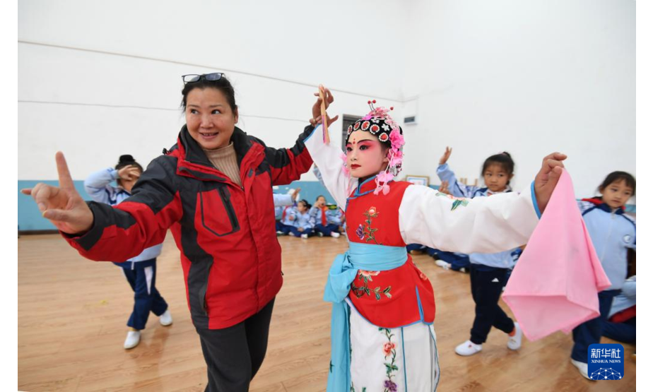 11月12日，贵阳市南明区第二实验小学的学生在特色课程班学习戏曲。新华社发（赵松摄）