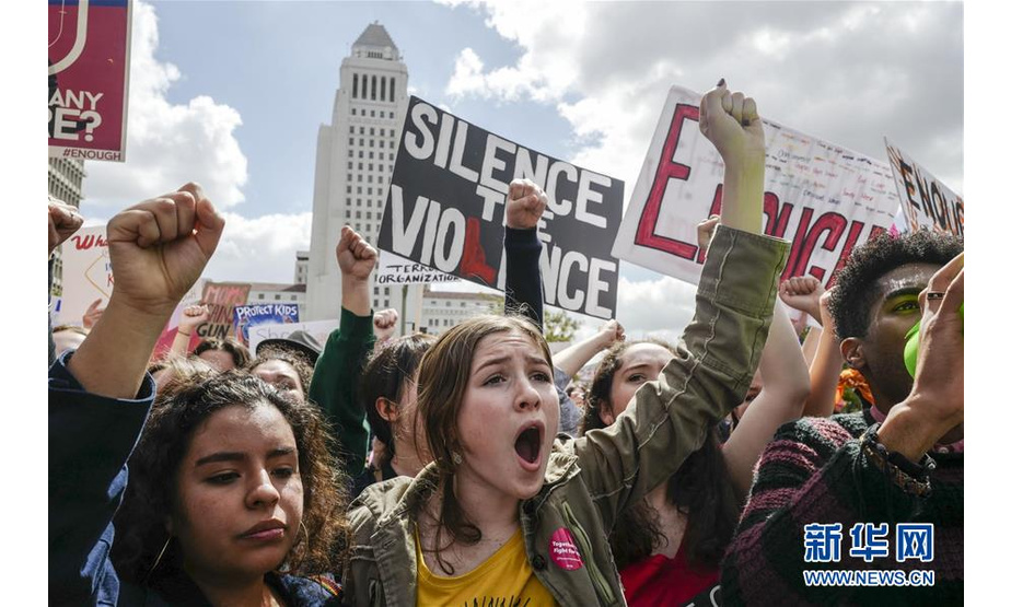据《华盛顿邮报》12月27日报道，2018年美国校园枪击案数量和伤亡人数均创下近20年最高纪录，另外，超过400万少年儿童在2017至2018学年经历了校园封锁，很多人受到身心创伤。 这是3月24日，美国洛杉矶民众参加控抢游行。当天全美数百个城镇爆发大规模游行，人们高喊口号“为生命战斗”，呼吁加强枪支管控，提升校园安全。 新华社发（赵汉荣摄）