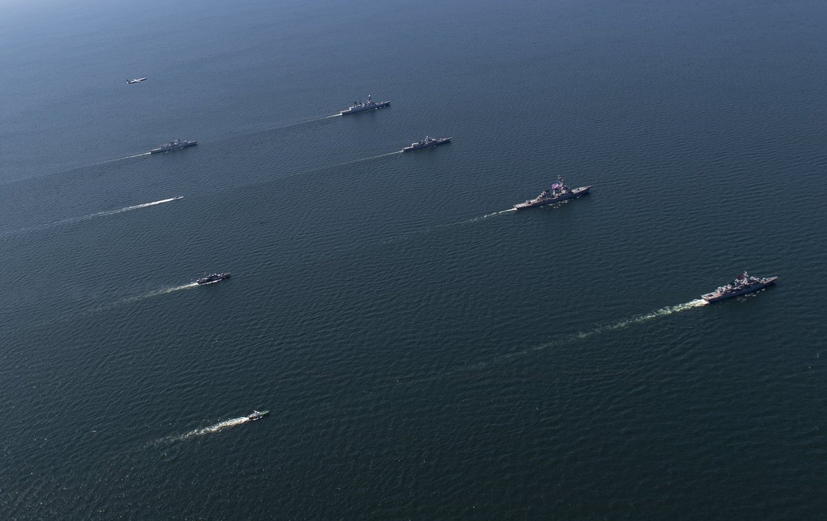 此外，俄海军航空兵和岸防导弹部队均进入了战备值班状态。俄黑海舰队此前发布消息称，俄军向海上目标进行了模拟导弹攻击，黑海舰队还与空军部队举行了跨军种演习，演练保护克里米亚半岛重要海岸基础设施以及在海上反击假想敌舰队。