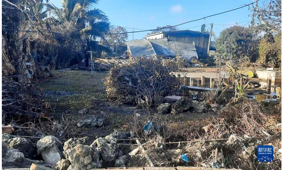 这是1月20日早晨在汤加首都努库阿洛法拍摄的遭受海啸侵袭后的街道和房屋。

　　南太平洋岛国汤加的洪阿哈阿帕伊岛14日和15日发生火山喷发，首都努库阿洛法观测到海啸。

　　新华社发