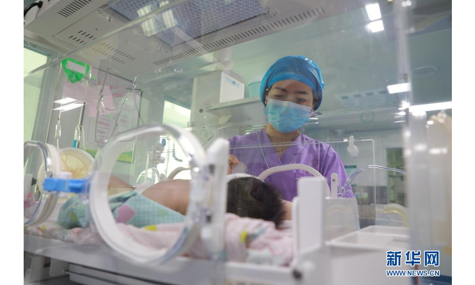 5月10日，在北京按摩医院，病房护士为住院病人贴耳豆。

　　5月12日是第110个国际护士节。无数白衣天使在自己的岗位上，用爱心奉献践行着医护工作者救死扶伤的初心。

　　新华社记者 才扬 摄
