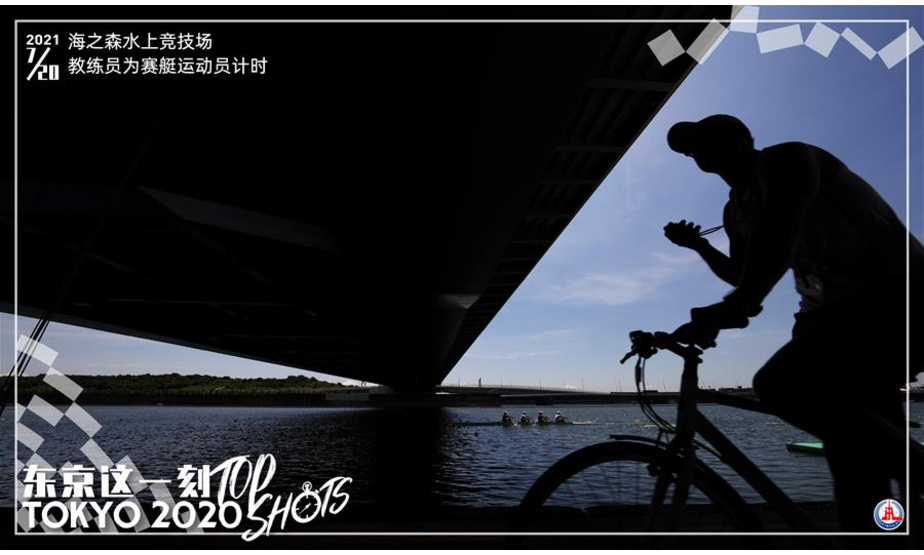 7月20日，一位教练员骑车尾随运动员训练。 新华社记者 费茂华 摄 制图：宋彦桦