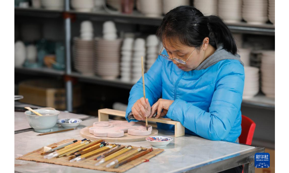 11月21日，在宝丰县大营镇一家汝瓷企业，汝瓷艺人在汝瓷胚胎上绘画。新华社发（何五昌 摄）