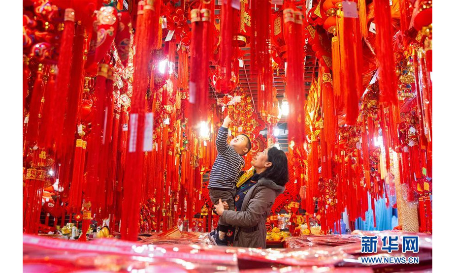 1月13日，市民在南京一家商贸城内选购春节饰品。新华社发（苏阳 摄）

