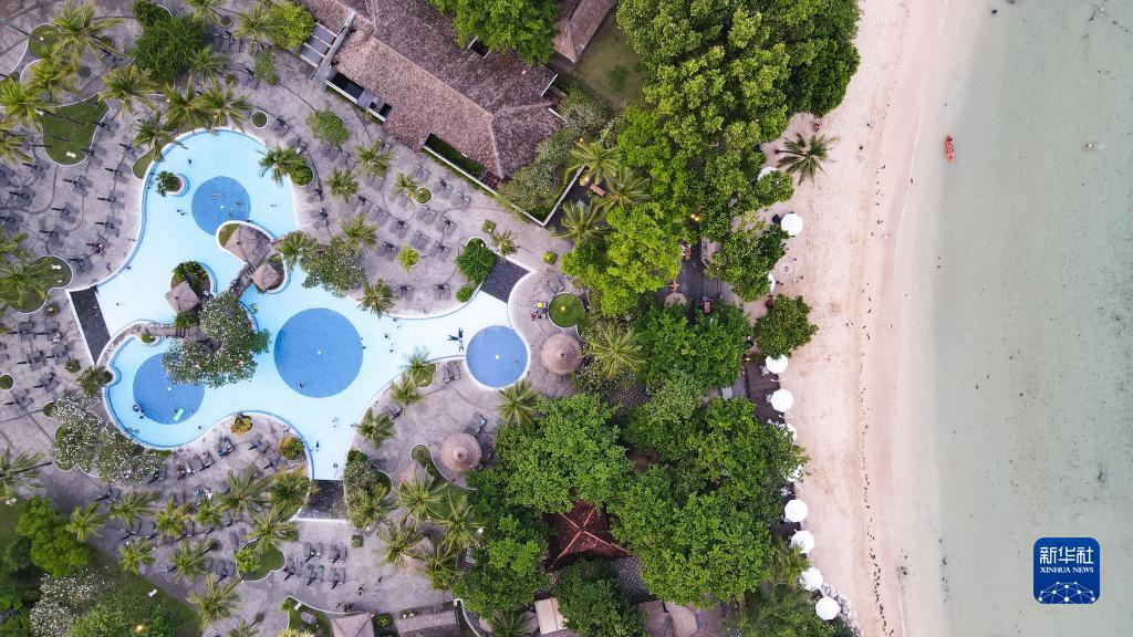 这是12月18日在印度尼西亚巴厘岛拍摄的努沙杜瓦海滩（无人机拍摄）。

　　印度尼西亚巴厘省统计局数据显示，受新冠疫情影响，今年1月至10月巴厘岛仅接待45名国际游客。不过，随着新年假期临近，印尼国内旅游业显现逐渐恢复的迹象。

　　新华社记者 徐钦 摄