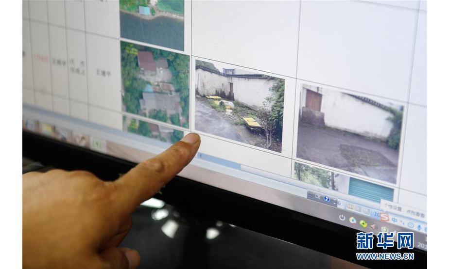 7月16日，吴兴区八里店镇紫金桥村人居环境整治项目的工作人员在电脑上查看遥感监测点位的整治情况。新华社记者 黄宗治 摄