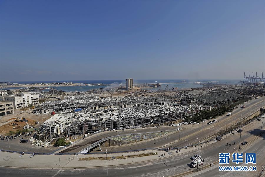 这是8月5日在黎巴嫩首都贝鲁特拍摄的爆炸过后的港口区景象。 黎巴嫩首都贝鲁特港口区4日傍晚发生剧烈爆炸。截至5日晨，爆炸已造成至少100人死亡，另有4000多人受伤。 新华社发（比拉尔·贾维希摄）