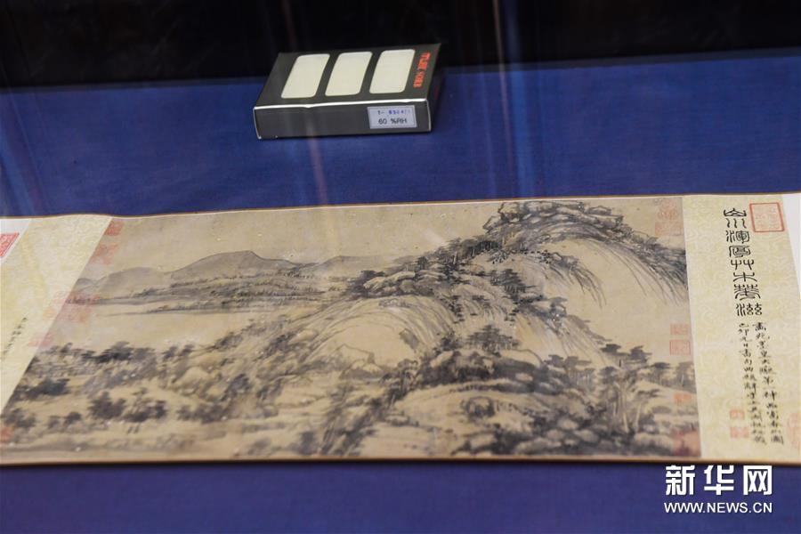7月2日在浙江省博物馆孤山馆区拍摄的黄公望《富春山居图》（剩山图）。当日，陈巨来“铭心绝品”田黄印捐赠仪式在浙江省博物馆孤山馆区举行，《富春山居图》（剩山图）与“铭心绝品”田黄印得以“画印重逢”。此次捐赠的这枚“铭心绝品”田黄印是近现代篆刻大家陈巨来为著名书画家、鉴藏家吴湖帆所刻，印面约2厘米见方，印高2.3厘米，重量为15.8克，风格工致典雅。它曾被吴湖帆钤印于黄公望《富春山居图》（剩山图）等多件名迹之上。新华社记者 徐昱 摄
