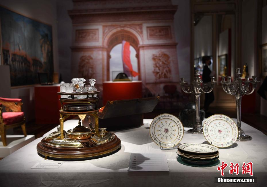 当地时间9月21日，拿破仑相关拍卖品在巴黎苏富比展出。巴黎苏富比于9月15日至22日举行专场拍卖会纪念拿破仑逝世200周年，拍卖品包括绘画、雕塑、银器、珠宝等。 中新社记者 李洋 摄