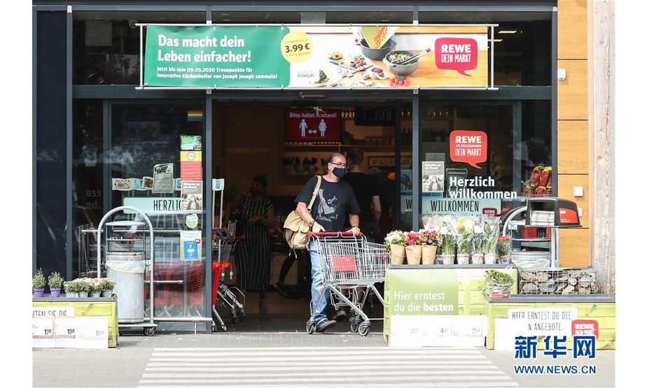 7月7日，一名佩戴口罩的男子离开德国首都柏林的一家超市。 针对有地方官员呼吁取消民众乘坐公交车和在商场购物时须戴口罩的规定，德国联邦政府6日表示，支持延续“口罩强制令”。4月底，德国全部16个联邦州陆续出台“口罩强制令”，即居民在乘坐公交车和购物时须佩戴口罩。 新华社记者 单宇琦 摄