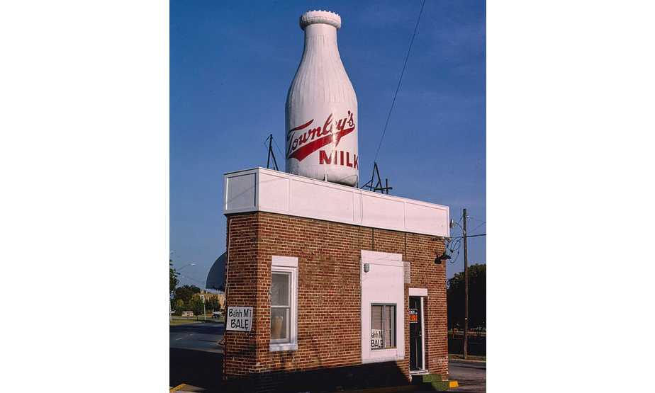 
汤利奶瓶位于俄克拉荷马城汤利乳业大楼的顶部，1998年被遗弃。