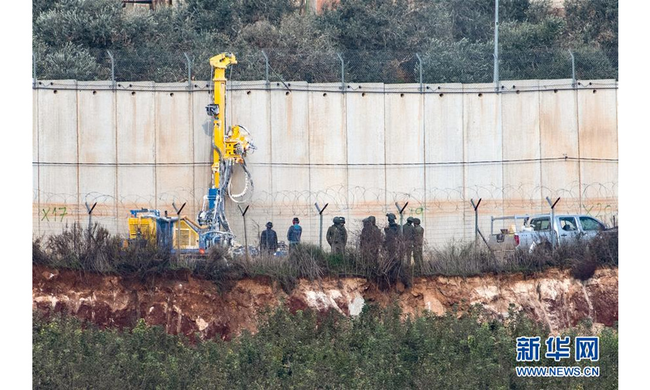 12月4日，挖掘机在以色列梅图拉靠近黎巴嫩边境处作业。 新华社/基尼图片社