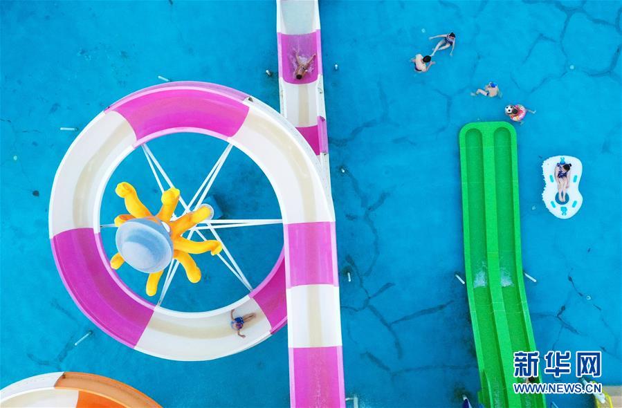 　　市民在南昌保利冰雪水世界戏水游玩（8月3日摄，无人机照片）。 近日，江西多地持续高温，不少南昌市民来到水上乐园，体验趣味水上活动，享受夏日清凉。 新华社记者 万象 摄

