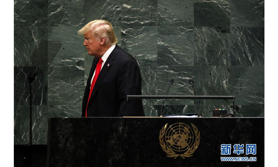 9月25日，在位于纽约的联合国总部，美国总统特朗普在联合国大会一般性辩论上发表演讲后离开。 当日，美国总统特朗普在第73届联合国大会一般性辩论上发表演讲，为其上任以来奉行的“美国优先”政策辩护，并称反对全球主义理念。 新华社记者李木子摄